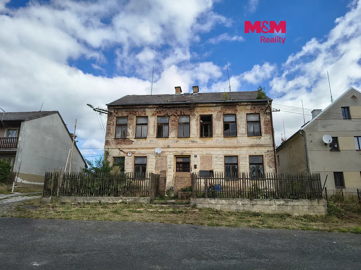 Prodej rodinného domu 215 m², pozemek 2616 m²
